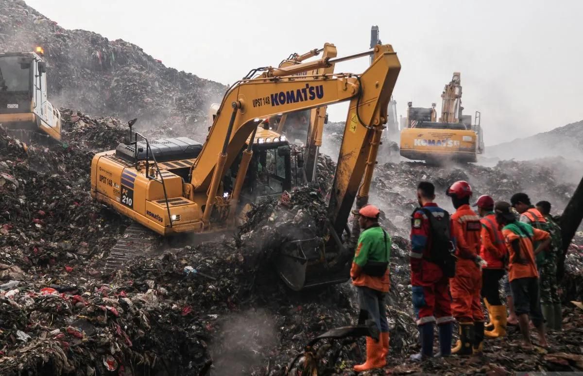 Operator mengoperasikan alat berat saat melakukan pencarian korban longsor gunungan sampah di Tempat Pengolahan Sampah Terpadu (TPST) Bantargebang, Bekasi, Jawa Barat, Senin 9 Maret 2026. Berdasarkan data sementara dari Basarnas DKI Jakarta pada Seni <b>(Antara)</b>