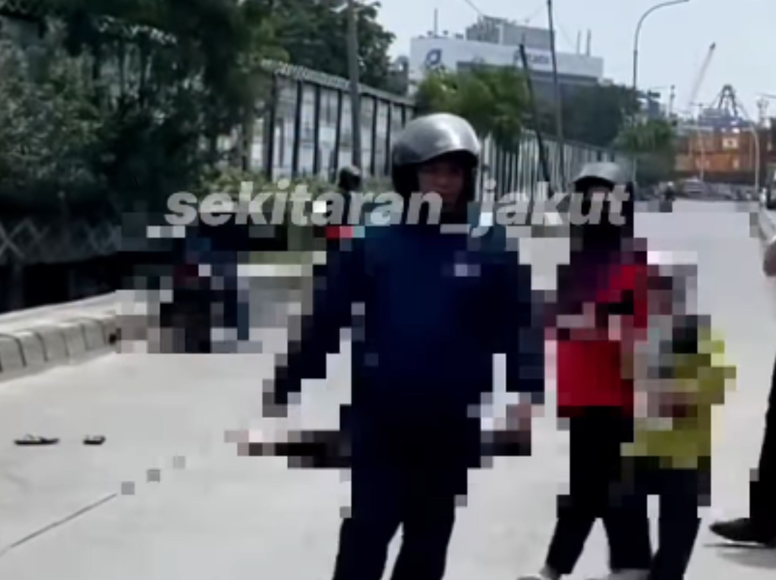 Kecelakaan terjadi antara seorang pria pengendara sepeda motor beat. <b>(sekitaran_jakut)</b>