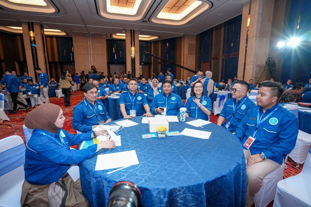 Ketua Umum Gerakan Ekonomi Kreatif Nasional (Gekrafs) Kawendra Lukistian bersama Utusan Khusus Presiden Bidang Pembinaan Generasi Muda dan Pekerja Seni, Raffi Ahmad dan jajaran pengurus