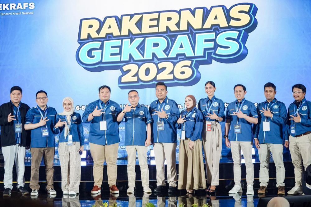 Wakil Ketua DPR RI sekaligus Ketua Majelis Tinggi DPP Gerakan Ekonomi Kreatif Nasional (Gekrafs), Sufmi Dasco Ahmad bersama Ketua Umum Gerakan Ekonomi Kreatif Nasional (Gekrafs) Kawendra Lukistian, Ketua Komite Rakernas Gekrafs Tommy William Tampubol