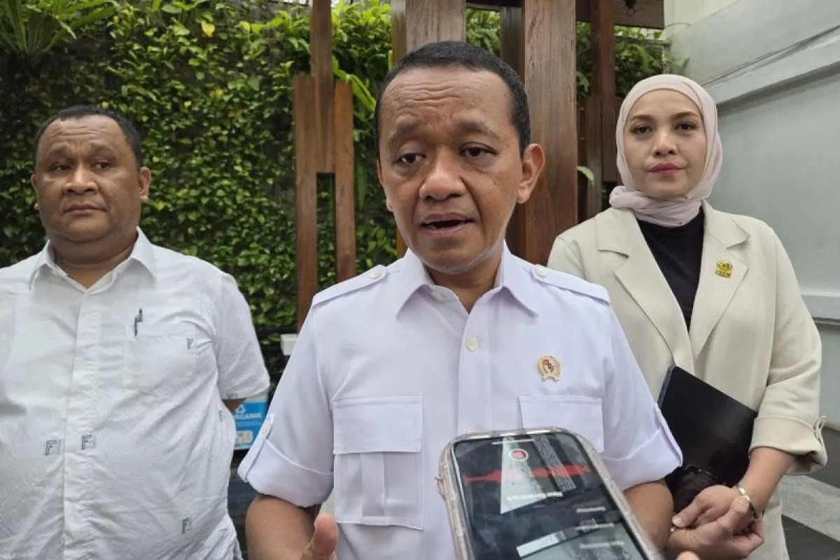 Menteri Energi dan Sumber Daya Mineral (ESDM) Bahlil Lahadalia memberi keterangan ketika ditemui di Kantor Kementerian ESDM, Jakarta, Selasa 10 Maret 2026. (ANTARA/Putu Indah Savitri) <b>(Antara)</b>