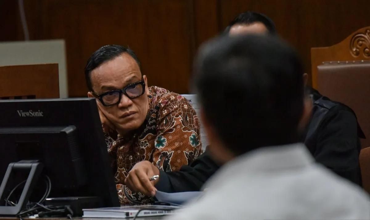 Terdakwa kasus dugaan pemerasan dalam pengurusan sertifikat K3 di Kementerian Ketenagakerjaan Immanuel Ebenezer (kedua kiri) mendengarkan keterangan saksi mantan Subkor Kepala Seksi Pengawasan Norma Pemeliharaan Kesehatan Tenaga Kerja di Kemnaker RI  <b>(Antara)</b>