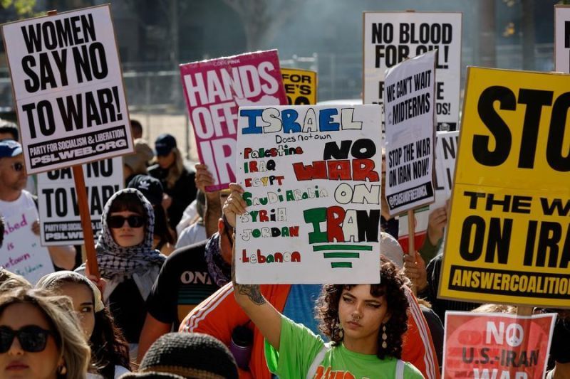 Masyarakat berunjuk rasa menentang serangan AS-Israel terhadap Iran di luar Balai Kota Los Angeles di California, Amerika Serikat, Sabtu 7 Maret 2026. (ANTARA/Xinhua/Qiu Chen) <b>(Antara)</b>