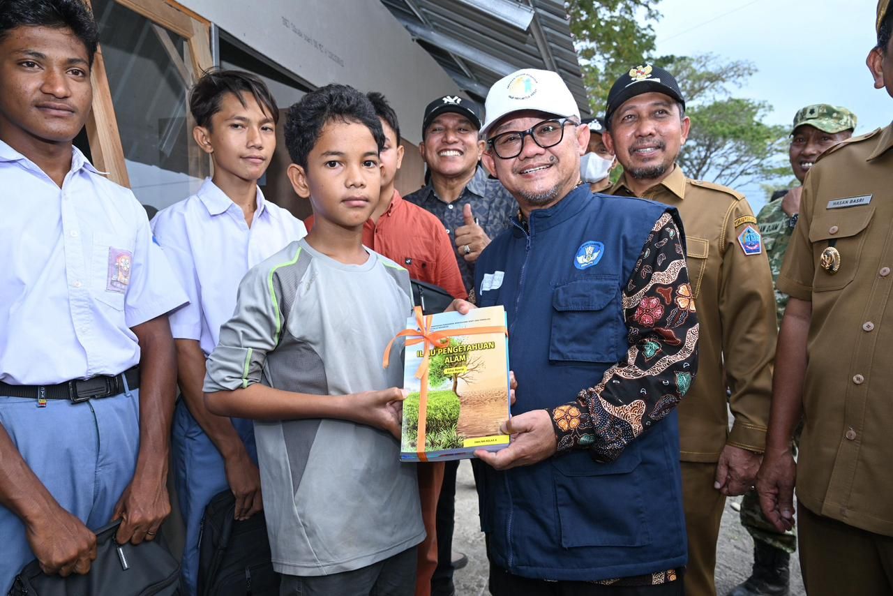 Tiga bulan pascabanjir besar di Pidie Jaya, harapan kembali hadir di SMA Negeri 2 Meureudu. Para siswa yang sebelumnya belajar di tenda darurat kini bisa kembali menimba ilmu di ruang kelas.
