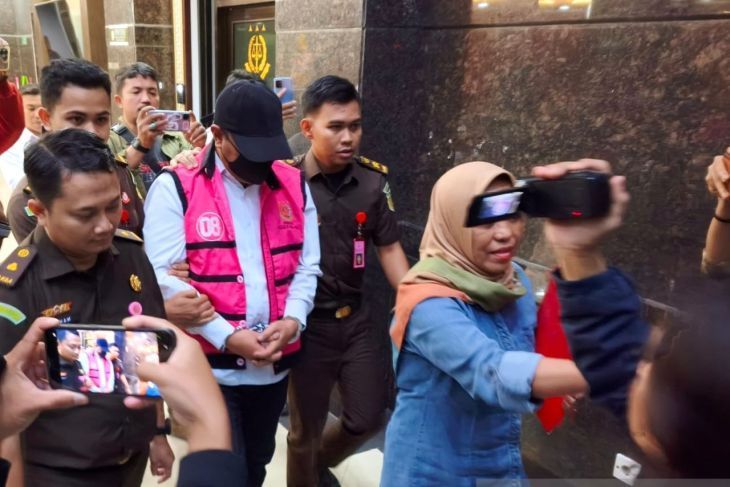 Mantan Penjabat (Pj) Gubernur Provinsi Sulawesi Selatan inisial BB (tengah) digiring penyidik usai ditetapkan tersangka atas perkara dugaan tindak pidana korupsi bibit nanas dengan kerugian negara ditaksir Rp50 miliar dari total anggaran Rp60 miliar  <b>(Antara)</b>