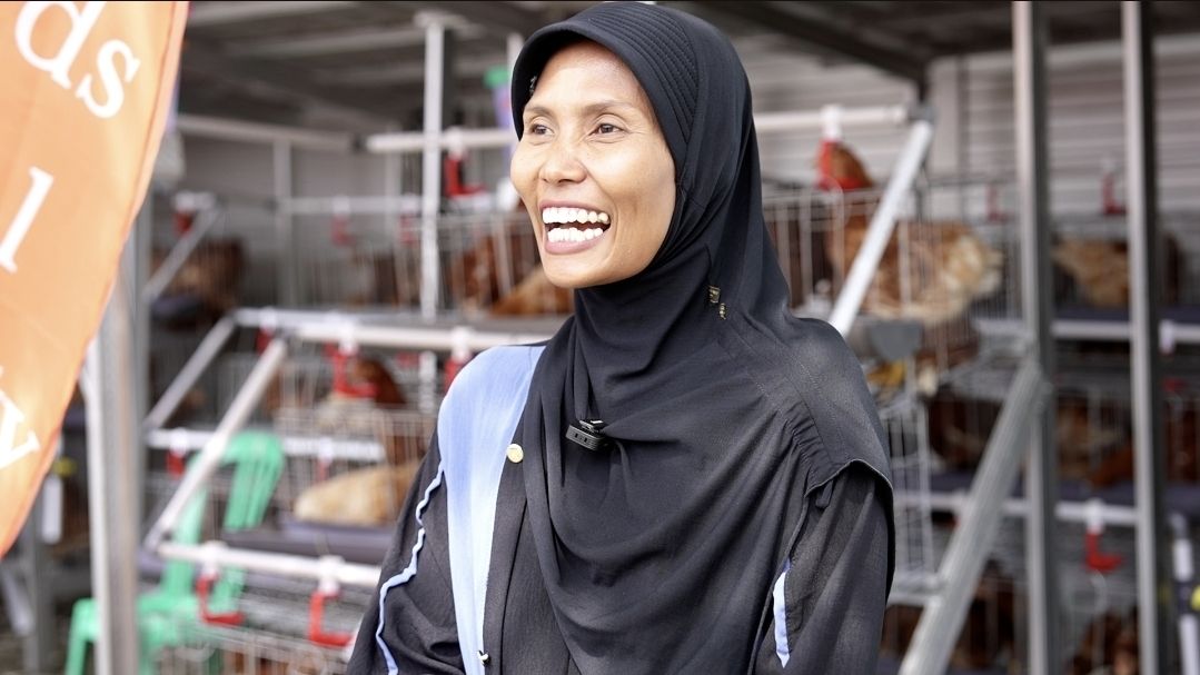 Maemunah (36 tahun), warga Gejugjati, yang menjadi salah satu penerima ayam petelur, mengaku senang. <b>(Istimewa)</b>