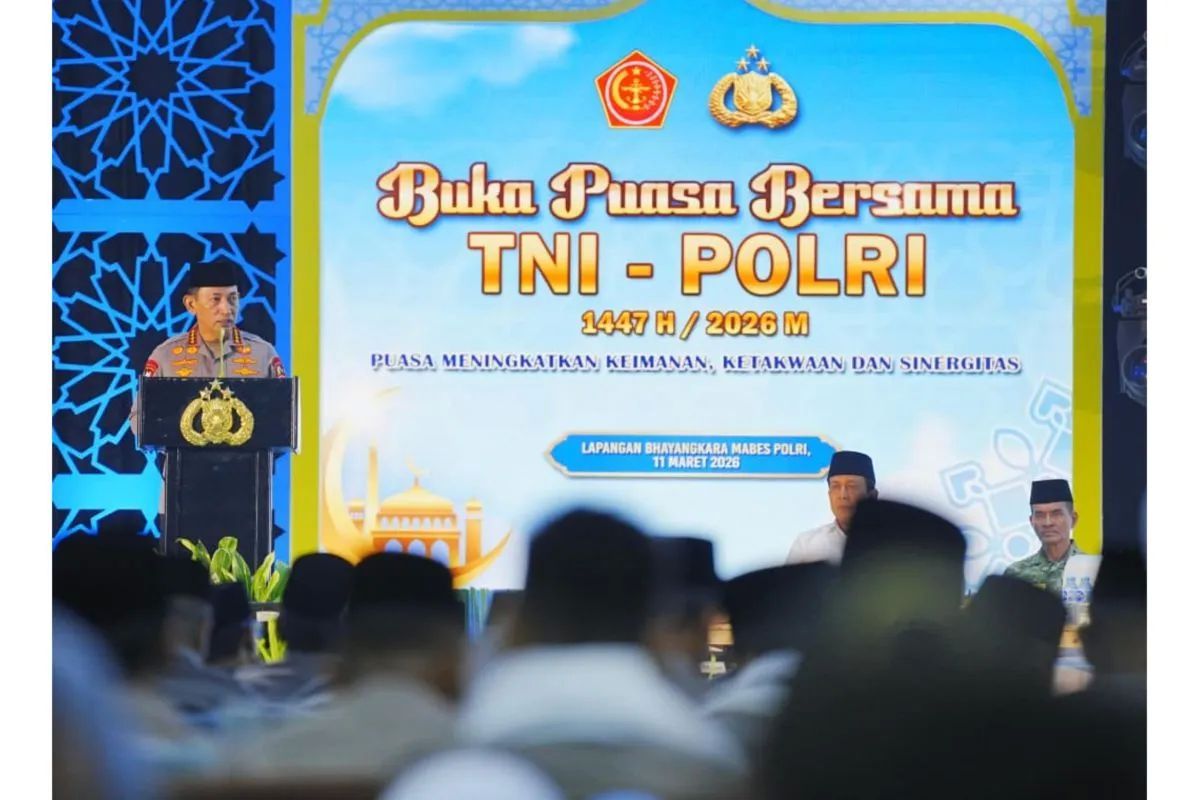 Kapolri Jenderal Pol. Listyo Sigit Prabowo memberikan arahan dalam acara buka puasa bersama TNI-Polri di Lapangan Bhayangkara, Mabes Polri, Jakarta, Rabu 11 Maret 2026. (ANTARA/HO-Humas Polri) <b>(Antara)</b>