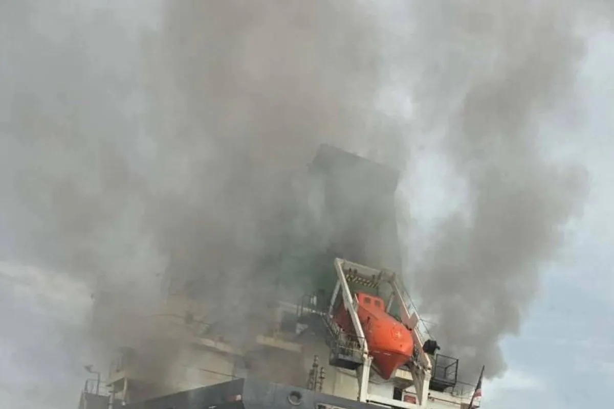 Api keluar dari kapal kargo setelah diserang di Selat Hormuz pada 11 Maret 2026. (ANTARA/Xinhua/Handout Royal Thai Navy) <b>(Antara)</b>