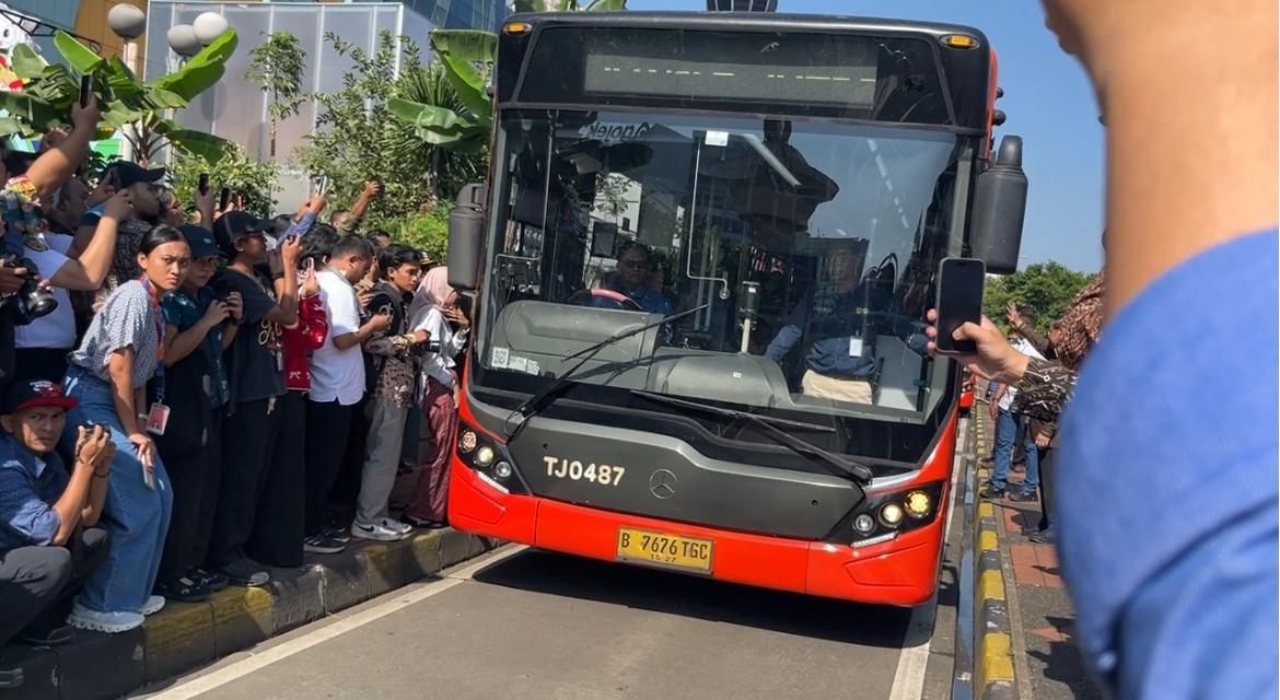 Bus Transjabodetabek rute Blok M - Bandara Soeatta <b>(Ntvnews.id/Adiansyah)</b>