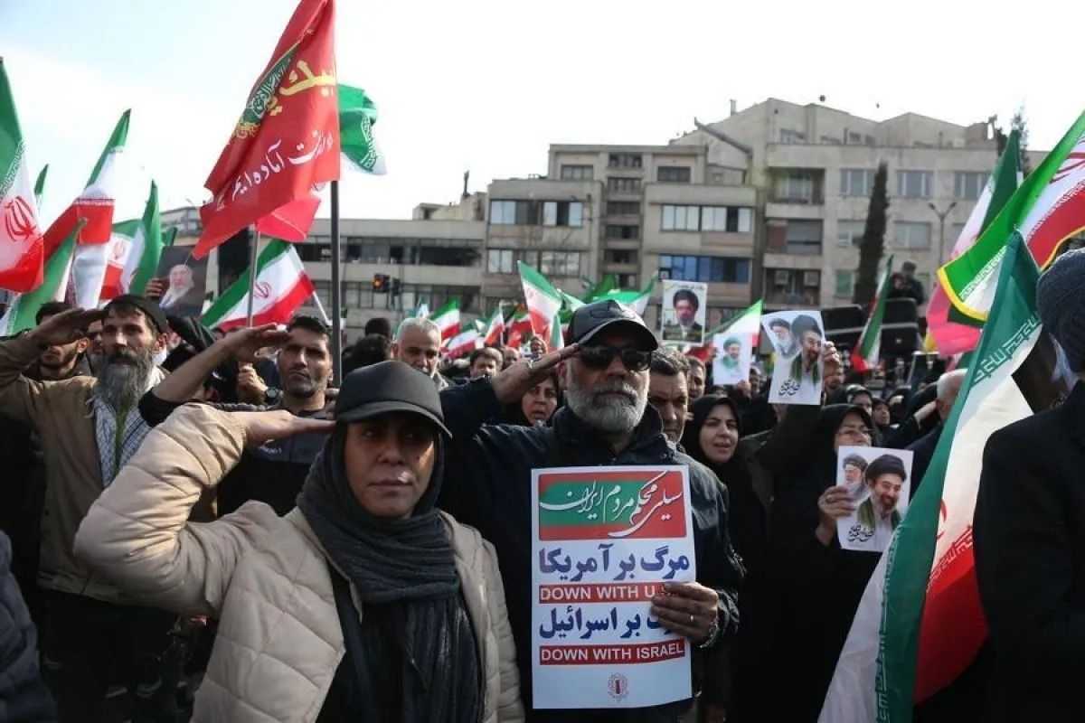 Masyarakat berkumpul untuk menyatakan kesetiaan kepada Pemimpin Tertinggi Iran yang baru, Mojtaba Khamenei, di Lapangan Enghelab di Teheran, Iran. <b>(Anadolu)</b>
