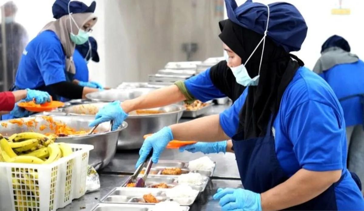Ilustrasi - Petugas SPPG tengah menyiapkan Makan Bergizi Gratis (MBG) untuk disalurkan kepada penerima manfaat. ANTARA/HO-BGN/am.