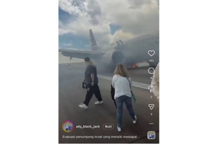 Unggahan video yang menarasikan evakuasi penumpang pesawat di Israel saat serangan Iran. Faktanya, video tersebut merupakan pesawat American Airlines mengalami kerusakan saat bersiap lepas landas menuju Miami pada 27 Juli 2025. (Facebook) <b>(Antara)</b>