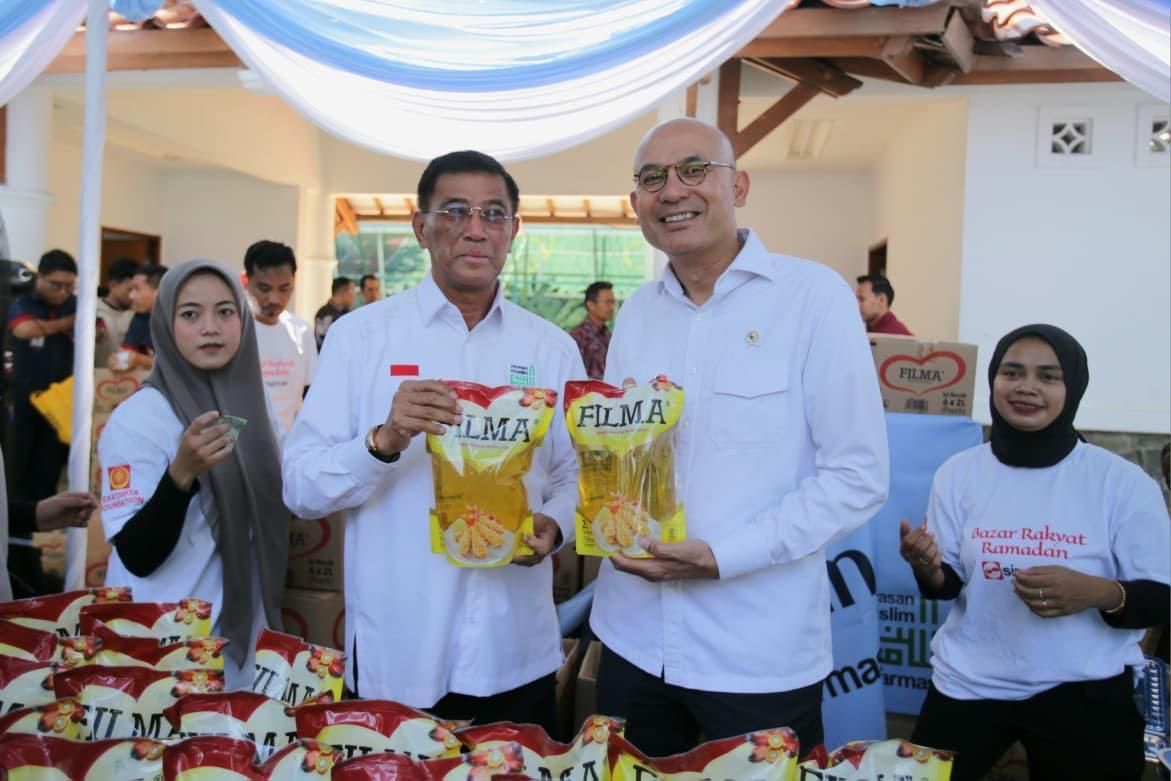 Yayasan Muslim Sinar Mas (YMSM) Ahmad Rusdi dan Mayerfas secara simbolis menyerahkan 600 mushaf Alquran serta dukungan tambahan berupa 3.000 liter minyak goreng kepada Wakil Menteri Luar Negeri, Armanatha Nasir.  <b>(Dok. Sinarmas)</b>