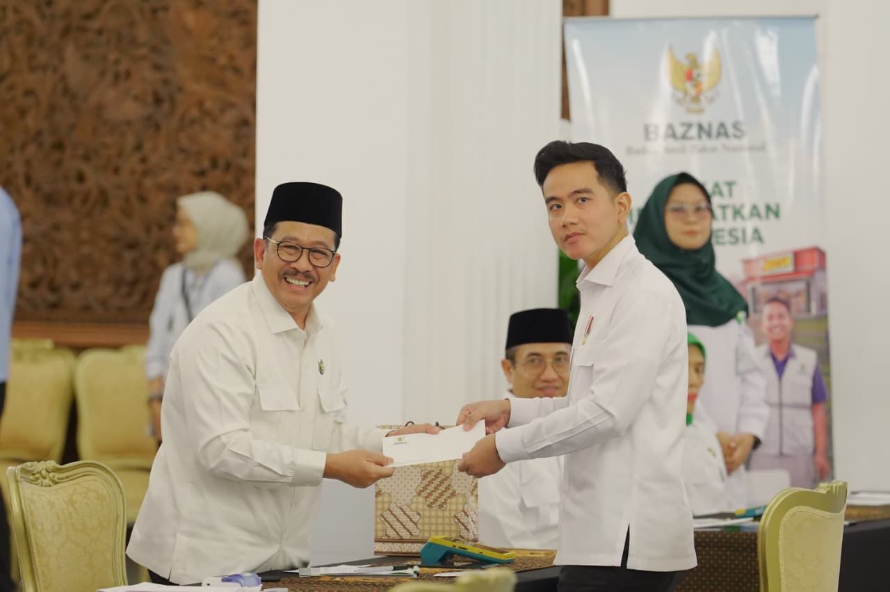 Wakil Presiden (Wapres) Gibran Rakabuming Raka, menunaikan zakat melalui Badan Amil Zakat Nasional (BAZNAS) RI dalam pelaksanaan Zakat Istana bertajuk  <b>(Dok.Ntvnews.id)</b>
