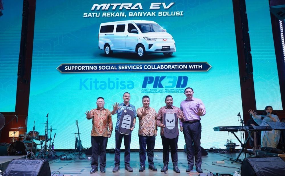 Wuling secara simbolis menyerahkan dua unit kendaraan listrik komersial Wuling Mitra EV Minibus kepada Dinas Kesehatan Pemerintah Provinsi DKI Jakarta dan Kitabisa. (Foto: Dok/Istimewa)