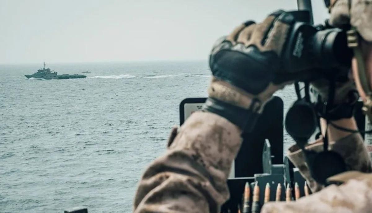 Arsip foto - Seorang anggota Marinir AS mengamati sebuah kapal penyerang cepat Iran dari USS John P. Murtha di Selat Hormuz dalam gambar yang dirilis oleh Angkatan Laut AS pada 18 Juli 2019. ANTARA FOTO/HO-U.S. Navy/Donald Holbert/wsj/aa. <b>(Antara)</b>