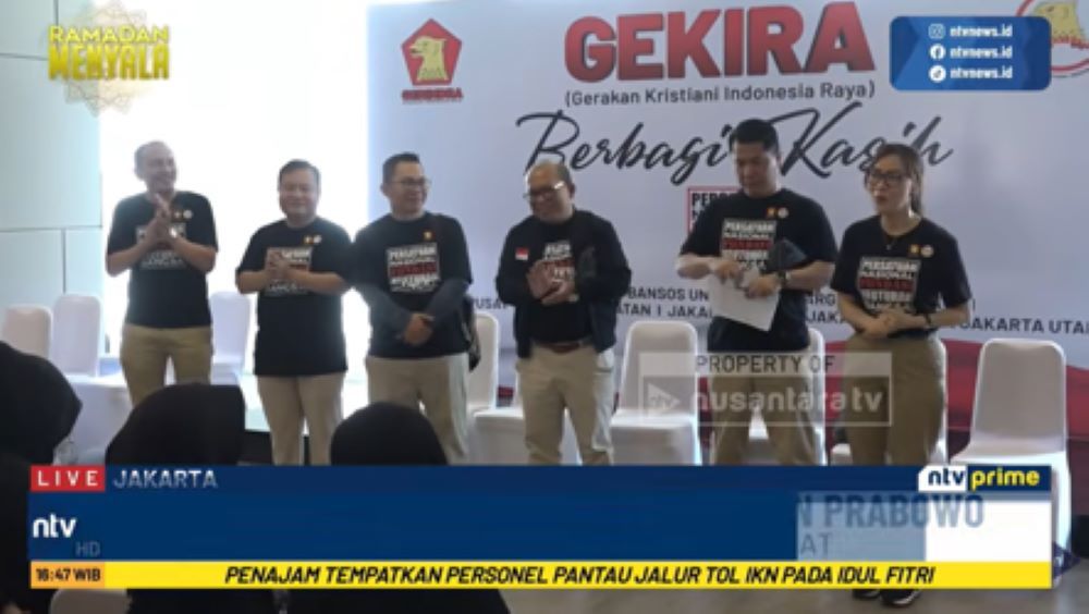Ketua Umum PP Gekira Nikson Silalahi didampingi Bendahara Umum PP Gekira Dimpos Tampubolon dan jajaran pengurus menyampaikan sambutan pada kegiatan pemberian bantuan sosial kepada masyarakat