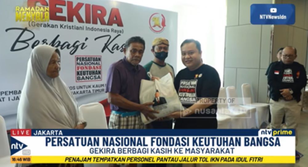 Bendahara Umum PP Gekira Dimpos Tampubolon menyerahkan bantuan sosial kepada masyarakat