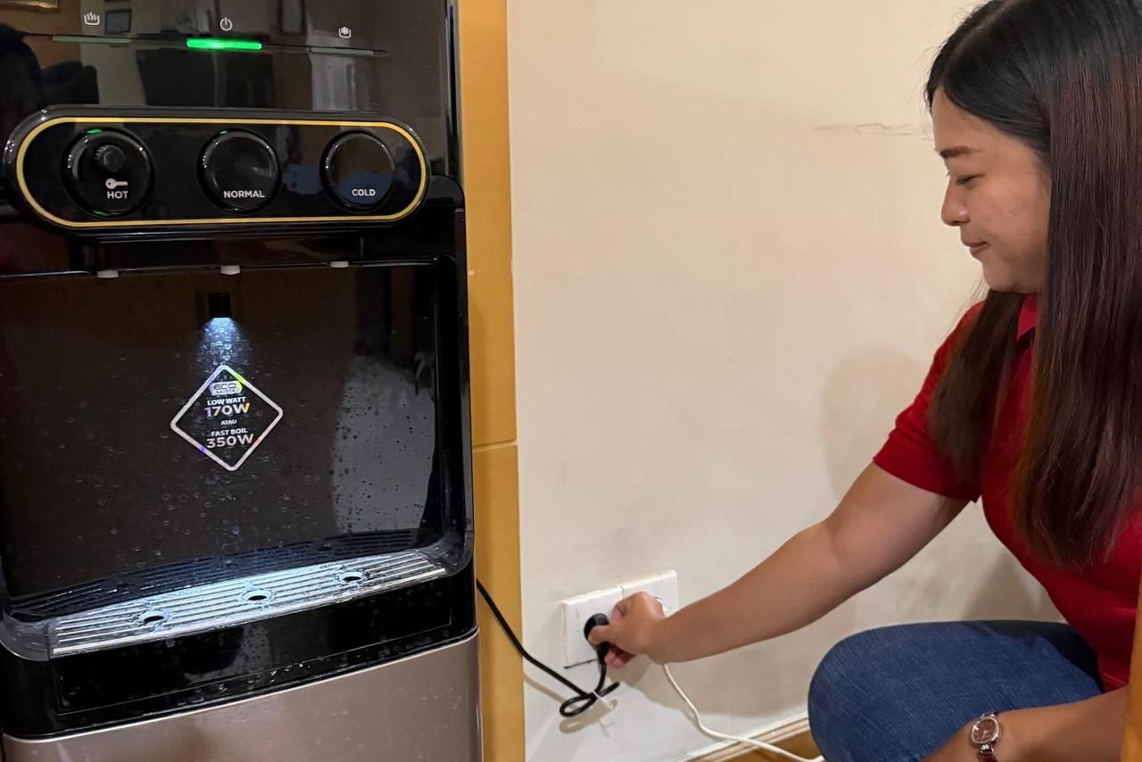 Ilustrasi pelanggan sedang mencabut peralatan elektronik dari stop kontak sebagai langkah mencegah aliran listrik yang tidak diperlukan serta menghindari potensi gangguan listrik selama mudik Idulfitri 1447 H. <b>(Istimewa)</b>