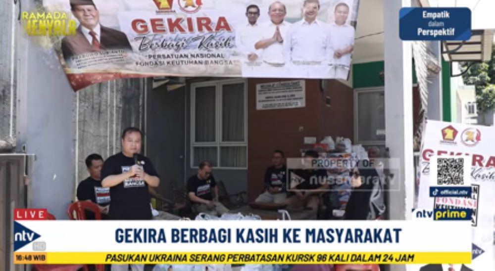 Bendahara Umum PP Gekira Dimpos Tampubolon menyerahkan bantuan sosial kepada masyarakat