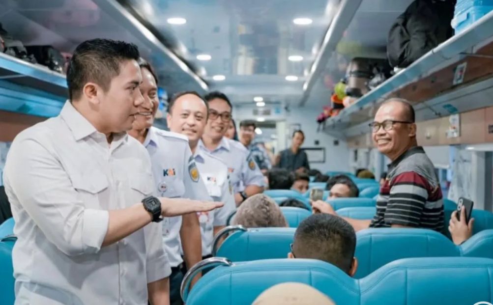 Sekretaris Kabinet Teddy Indra Wijaya melakukan peninjauan langsung terhadap layanan kereta api kerakyatan menjelang arus mudik Lebaran 2026 <b>(Istimewa)</b>