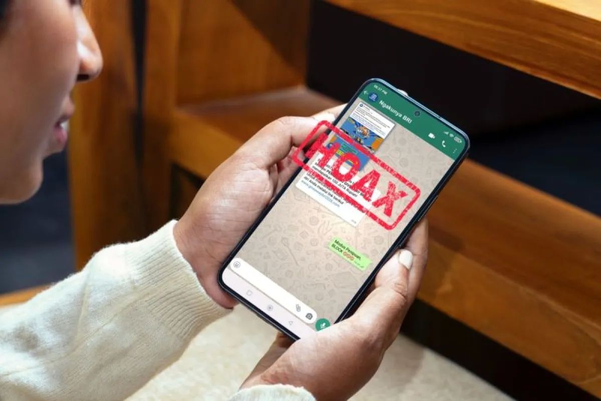 Arsip - Ilustrasi - Nasabah mendapatkan pesan WhatsApp berisi modus penipuan dari oknum. (ANTARA/HO-BRI) <b>(Antara)</b>