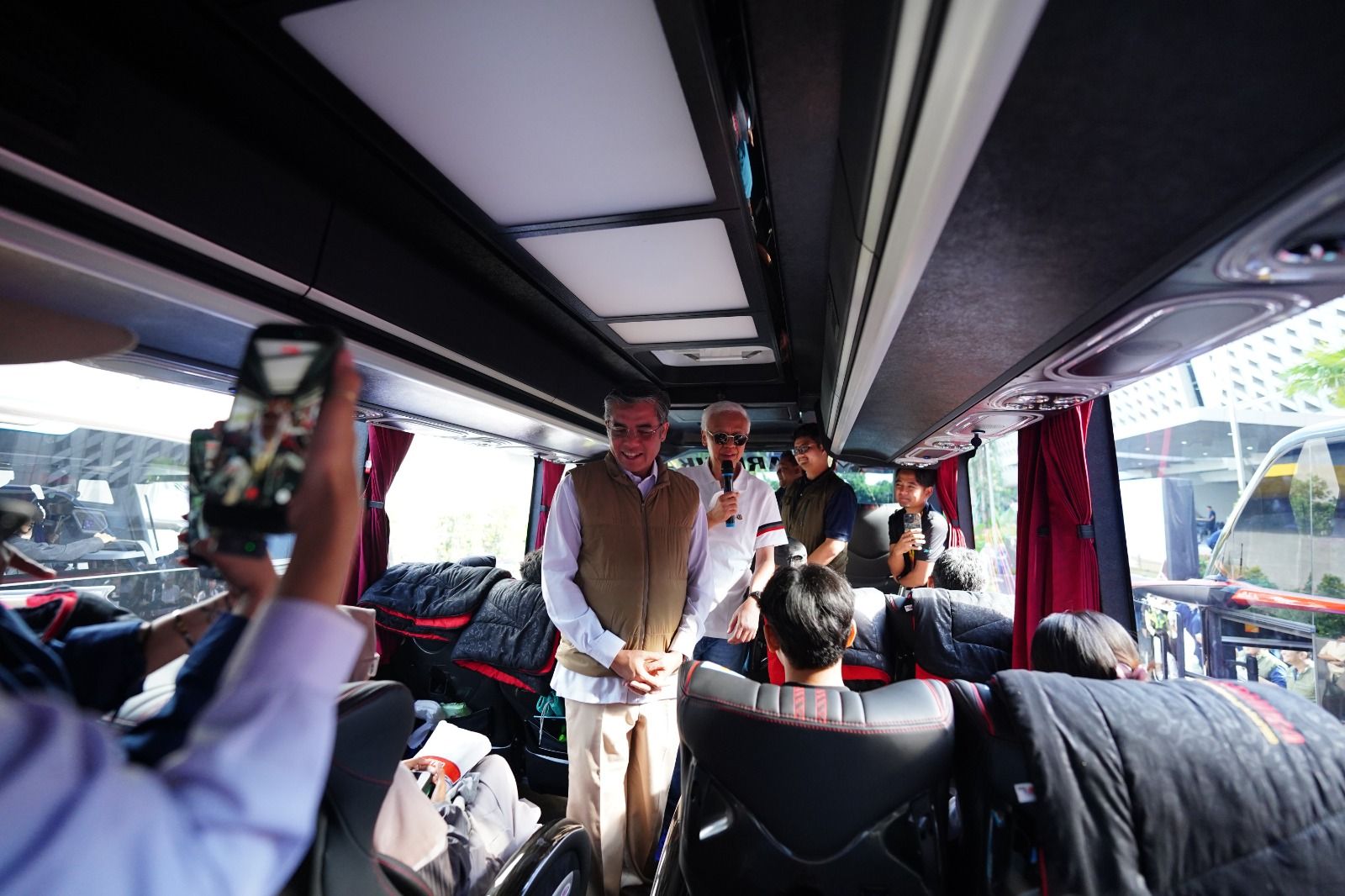  Presiden Direktur PT United Tractors Tbk (UT), Frans Kesuma dan Menteri Ketenagakerjaan Republik Indonesia, Prof. Yassierli, S.T., M.T., Ph.D menyapa peserta mudik didalam bus <b>(Istimewa)</b>