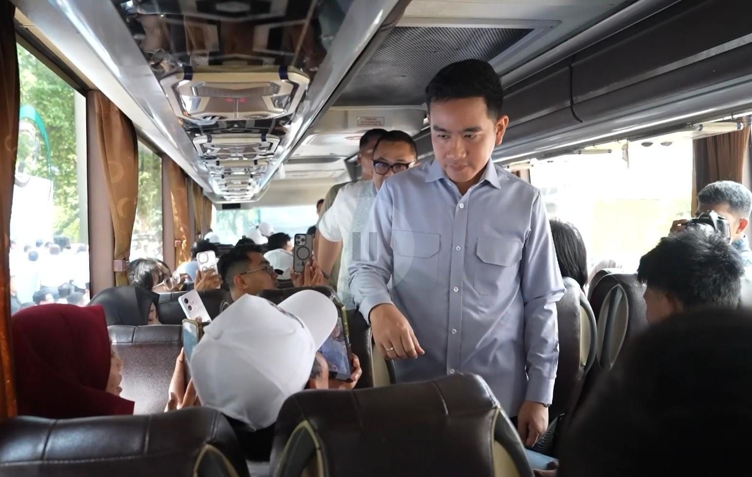 Dialog hangat Wapres bersama peserta mudik. Pesan beliau hanya satu: Hati-hati di jalan dan selamat sampai tujuan untuk berkumpul bersama keluarga. <b>(Istimewa)</b>
