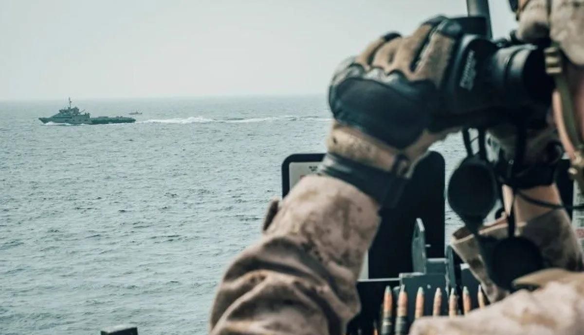 Arsip foto - Seorang anggota Marinir AS mengamati sebuah kapal penyerang cepat Iran dari USS John P. Murtha di Selat Hormuz dalam gambar yang dirilis oleh Angkatan Laut AS pada 18 Juli 2019. (ANTARA FOTO/HO-U.S. Navy/Donald Holbert/wsj/aa.) <b>(Antara)</b>