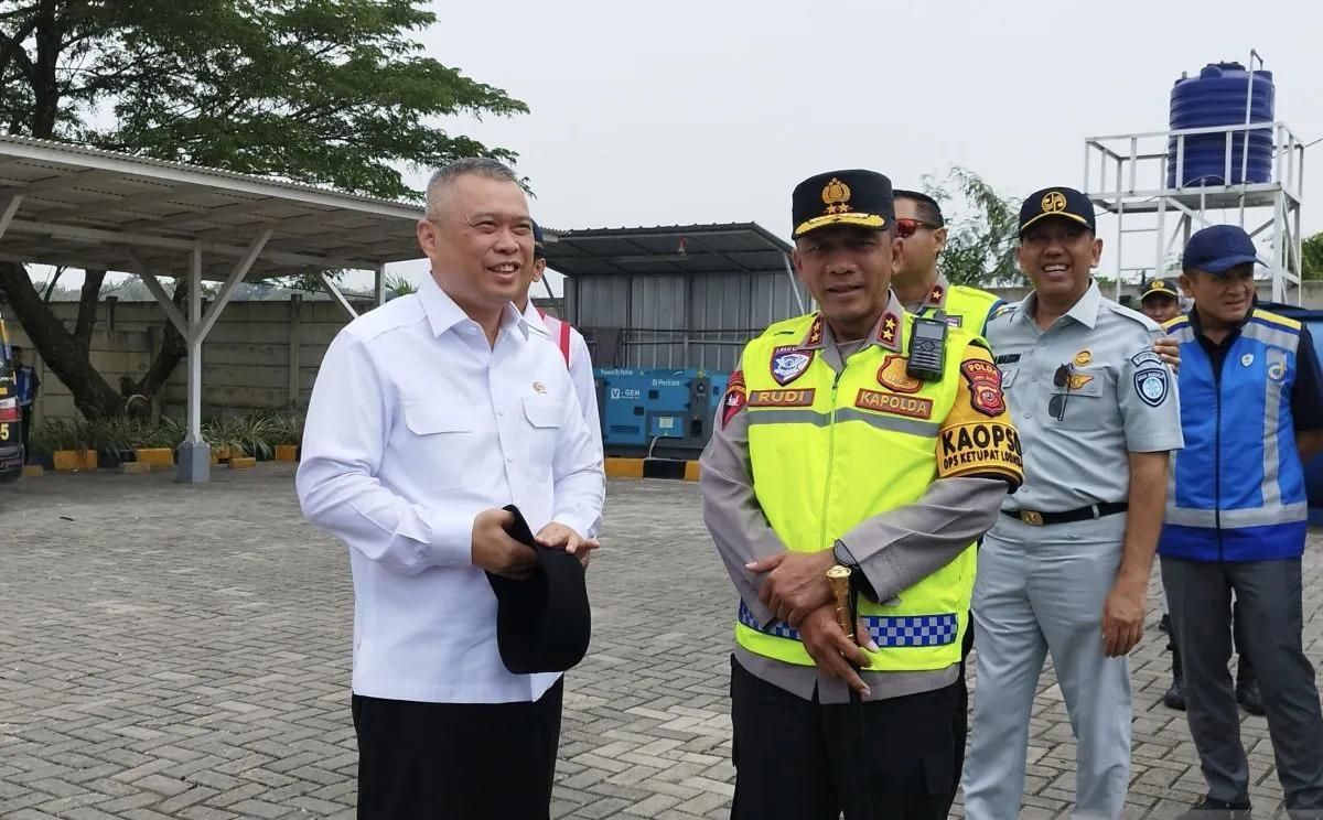 Menteri Perhubungan Dudy Purwagandhi berbincang bersama Kapolda Jawa Barat Irjen Rudi Setiawan saat memantau persiapan One Way Nasional di Gerbang Tol Cikampek Utama, Purwakarta, Jawa Barat, Rabu (18/3/2026). ANTARA/Bagus Ahmad Rizaldi <b>(Antara)</b>