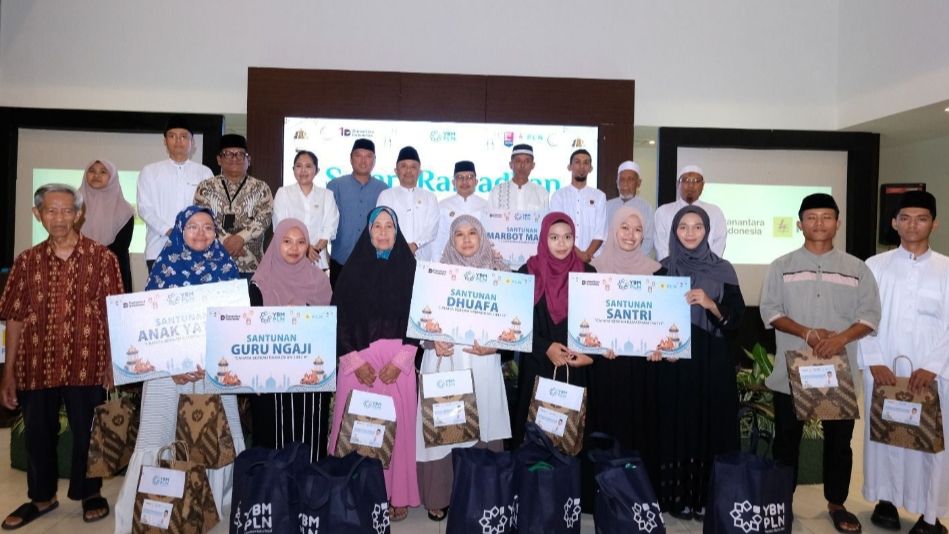 Direktur Manajemen Pembangkitan PT PLN (Persero) Rizal Calvary Marimbo bersama Bupati Banggai, Amirudin Tamoreka, anggota DPD RI Febriyanthi Hongkiriwang, GM PLN UID Sulutenggo Usman Bangun dan GM UIP Sulawesi, I Gusti Made Aditya San Adinatha <b>(Dokumentasi )</b>