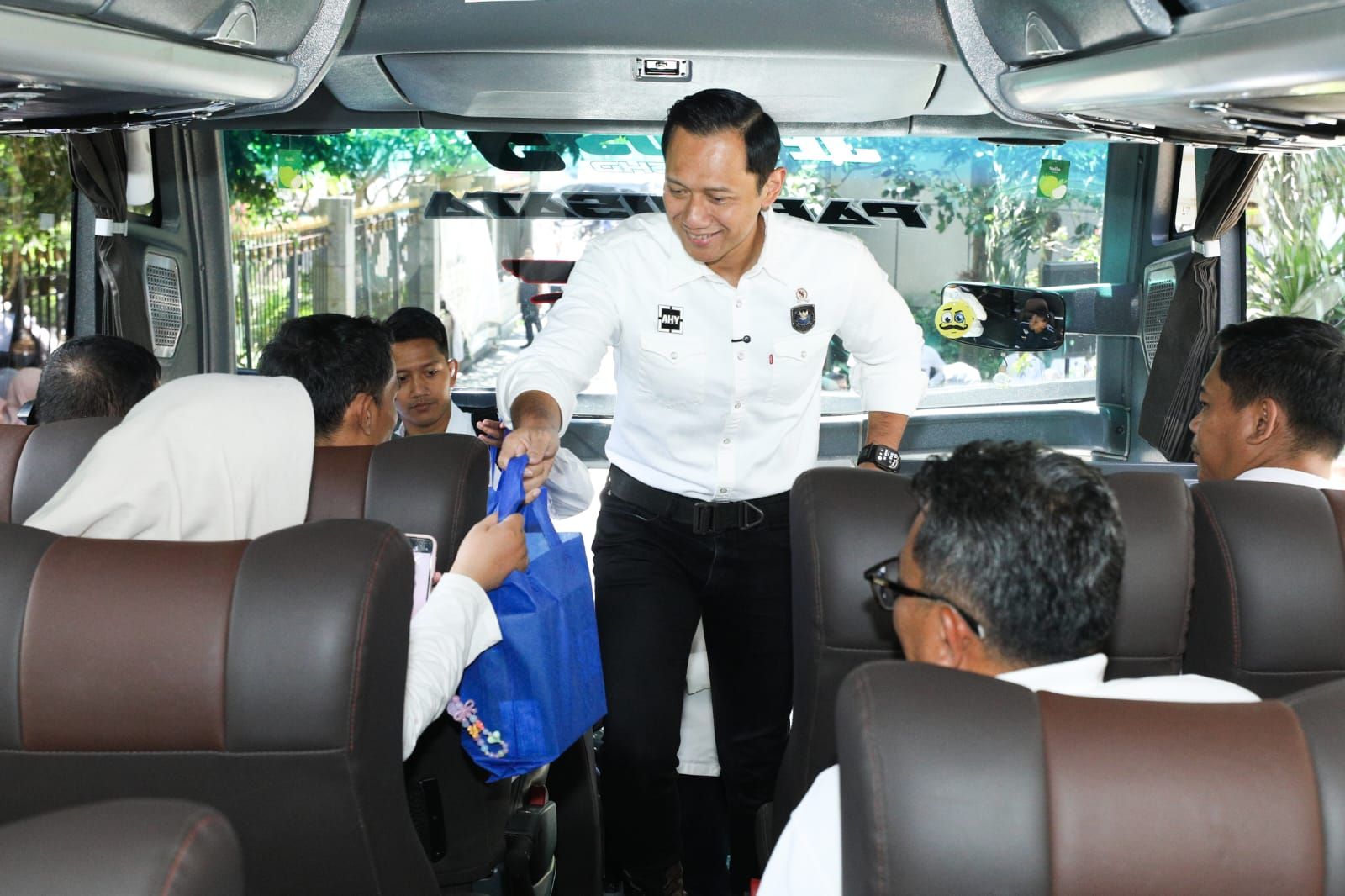 Menteri Koordinator Bidang Infrastruktur dan Pembangunan Kewilayahan, Agus Harimurti Yudhoyono (AHY), melepas keberangkatan peserta Mudik. <b>(Istimewa)</b>