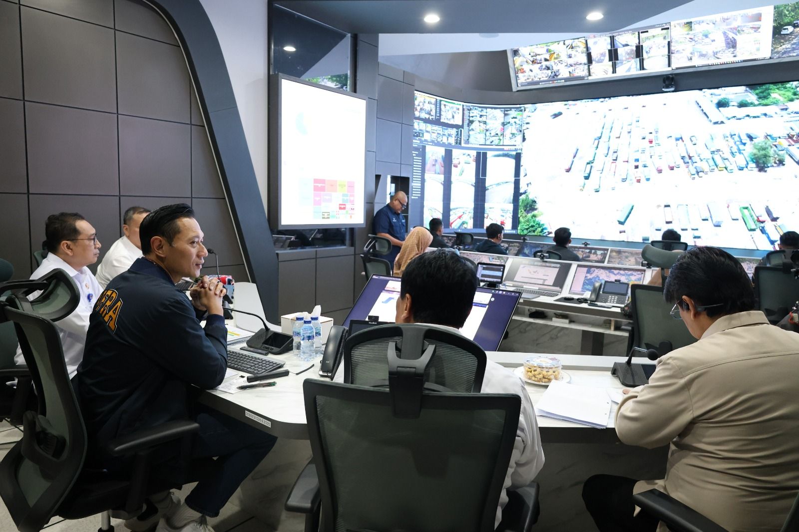 Menteri Koordinator Bidang Infrastruktur dan Pembangunan Kewilayahan, Agus Harimurti Yudhoyono (AHY), memantau langsung kondisi transportasi nasional. <b>(Istimewa)</b>