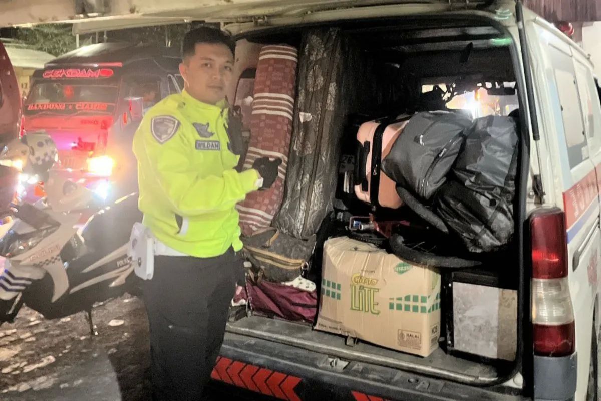 Polisi menunjukkan mobil ambulans yang disalahgunakan untuk membawa penumpang dan barang saat perjalanan mudik di jalur nasional wilayah Malangbong, Kabupaten Garut, Jawa Barat, Rabu (18/3/2026) malam. ANTARA/HO-Polres Garut <b>(Antara)</b>