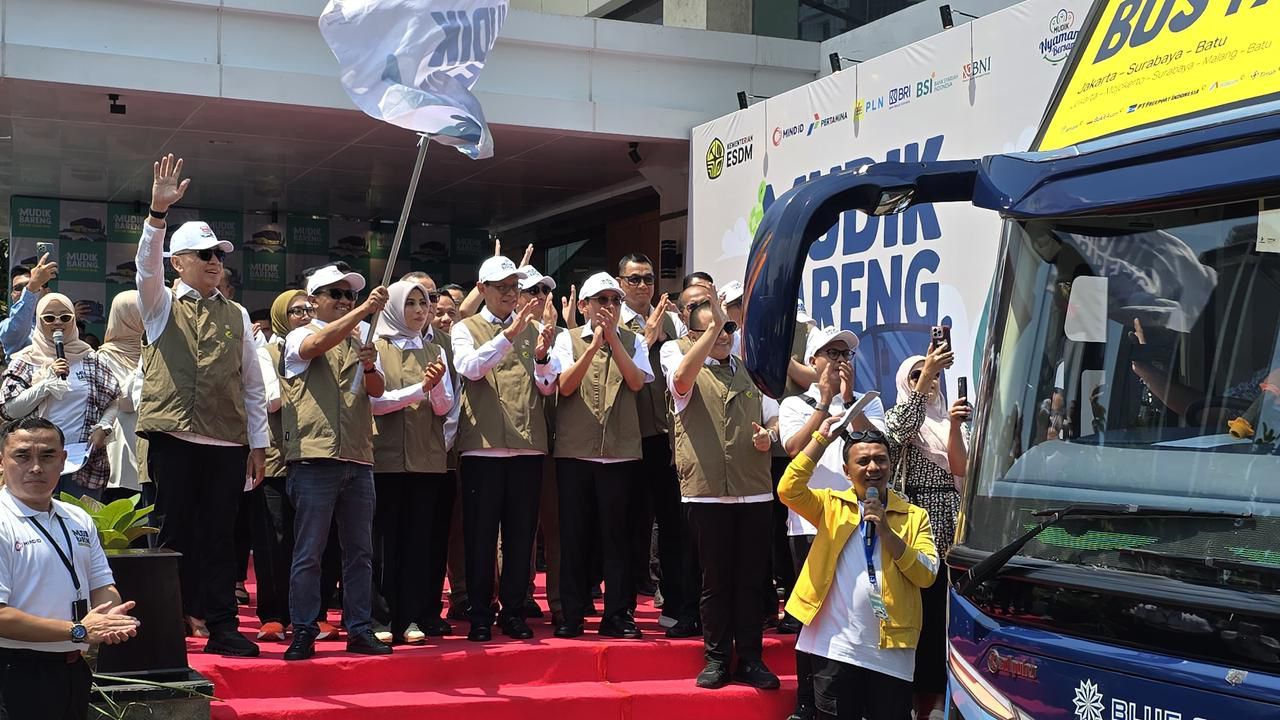 Menteri Energi dan Sumber Daya Mineral (ESDM), Bahlil Lahadalia (mengangkat bendera start) bersama jajaran Kementerian ESDM dan Badan Usaha Milik Negara (BUMN) sektor energi melepas keberangkatan seluruh peserta Mudik Bareng Sektor ESDM 2026 di Kantor Kementerian ESDM, Jakarta, Selasa (17/3). Total 30 bus dengan 1.496 pemudik diberangkatkan ke 20 rute tujuan ke berbagai daerah di Indonesia pada program mudik gratis kali ini. <b>(PLN)</b>
