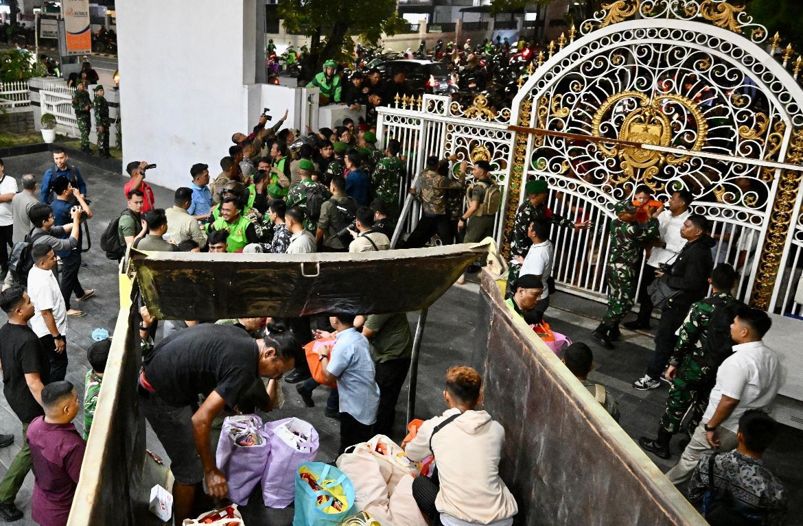 Prabowo Salurkan Ribuan Paket Sembako untuk Warga Sumatra Utara <b>(Sekretariat Presiden)</b>