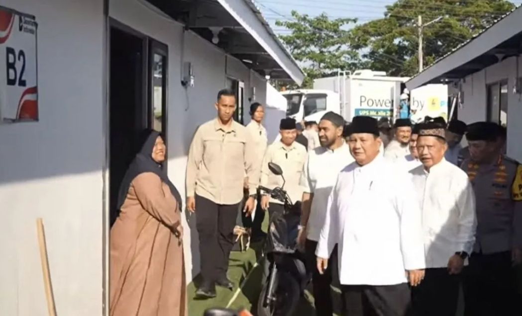 Prabowo Subianto meninjau hunian sementara (huntara) yang dibangun pemerintah untuk korban bencana di Kabupaten Aceh Tamiang <b>(Antara)</b>