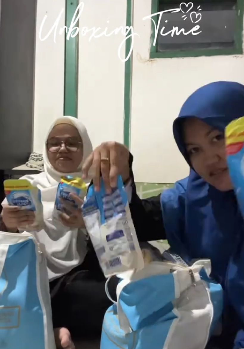 Momen Warga Unboxing Bingkisan dari Open House Prabowo <b>(Istimewa)</b>