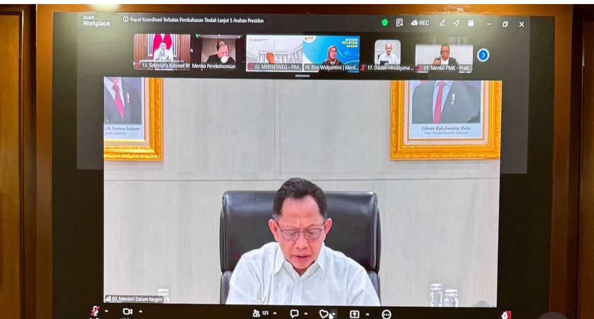 Sekretaris Kabinet Teddy Indra Wijaya mengikuti rapat koordinasi lintas kementerian dan lembaga yang membahas rencana kebijakan di sektor energi serta stimulus ekonomi. <b>(Istimewa)</b>