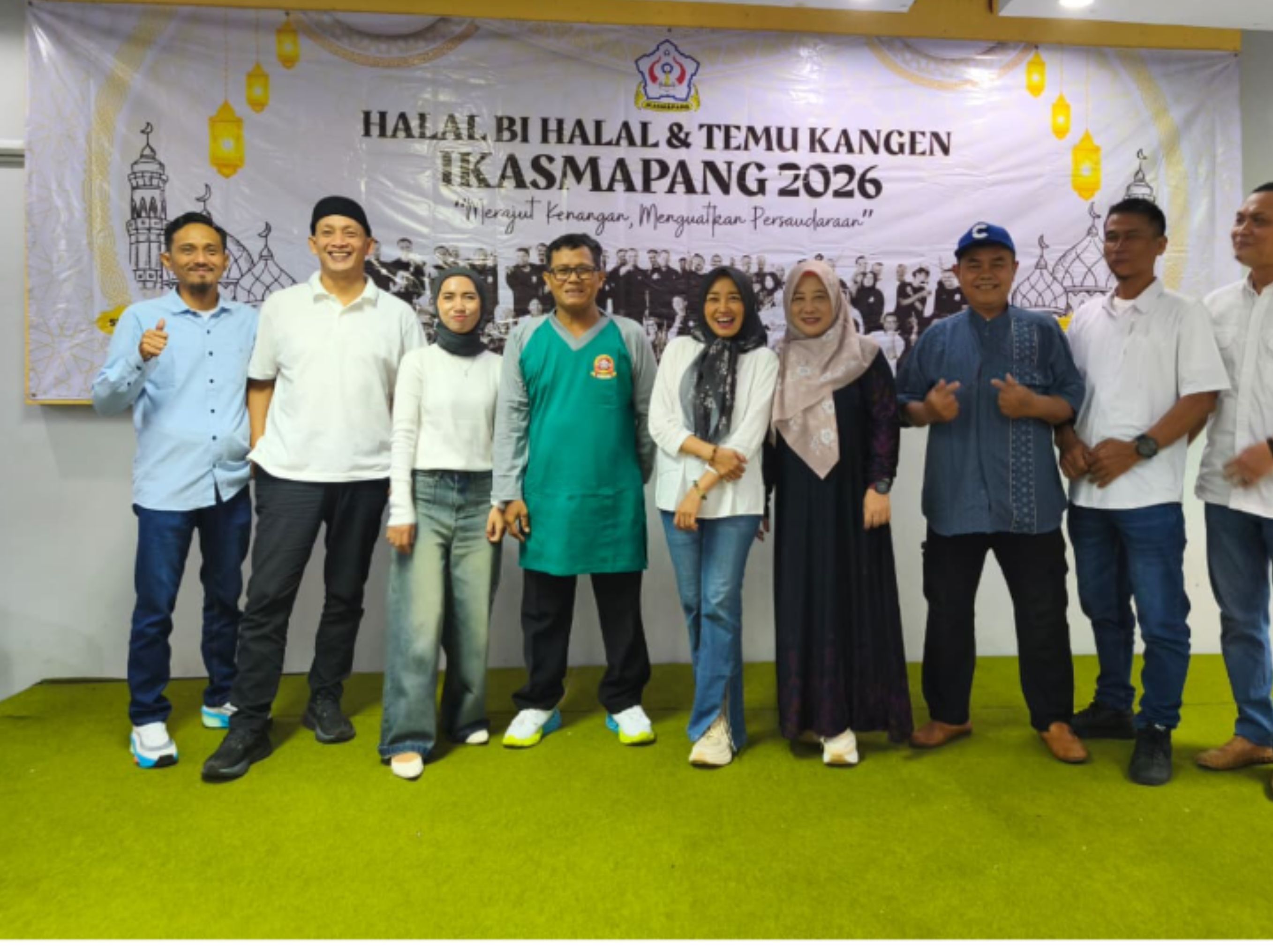 Suasana akrab langsung terasa saat para alumni, mulai dari angkatan pertama tahun 1984 hingga lulusan tahun 2018, duduk melingkar berbagi cerita masa sekolah. Nostalgia kian lengkap dengan sajian kudapan khas Tegal yang menggugah selera, mulai dari gurihnya tahu aci hingga segarnya rujak teplak plus kerupuk mi yang selalu bikin rindu kampung halaman. <b>(dok)</b>