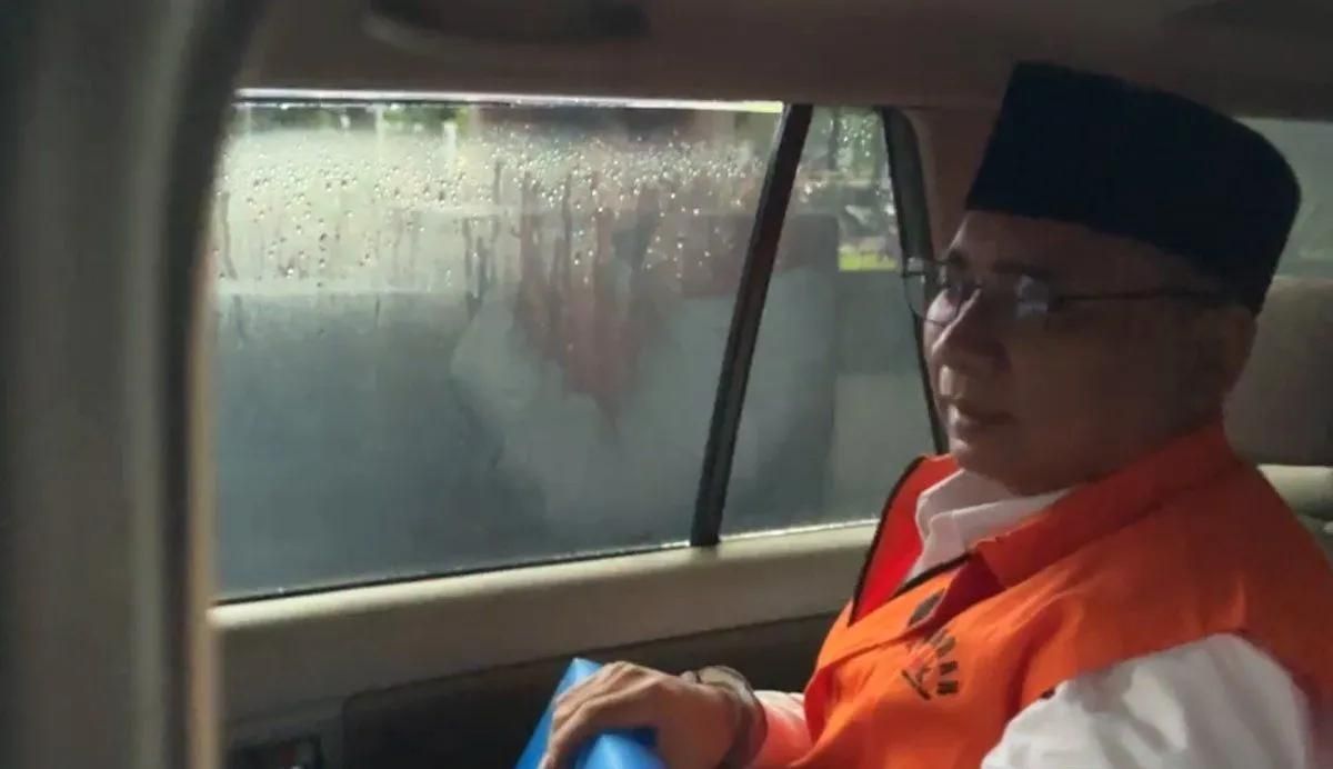 Tersangka kasus dugaan korupsi kuota haji sekaligus mantan Menteri Agama Yaqut Cholil Qoumas berada di mobil tahanan setelah menjalani pemeriksaan oleh Komisi Pemberantasan Korupsi, di Gedung Merah Putih KPK, Jakarta, Rabu (25/3/2026). ANTARA/Rio Fei <b>(Antara)</b>