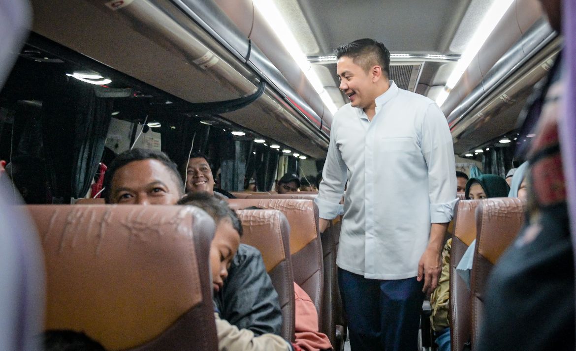 Sekretaris Kabinet Teddy Indra Wijaya meninjau langsung pengelolaan puncak arus balik Lebaran 2026 di Terminal Terpadu Pulo Gebang <b>(Istimewa)</b>