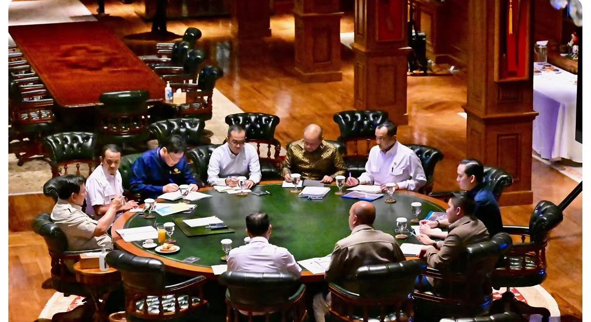 Prabowo Subianto menerima Menteri Investasi dan Hilirisasi yang juga Kepala Badan Pengelola Investasi Daya Anagata Nusantara (BPI Danantara) Rosan Perkasa Roeslani bersama sejumlah Menteri Kabinet Merah Putih di kediaman pribadi Presiden di Hambalang <b>(Istimewa)</b>