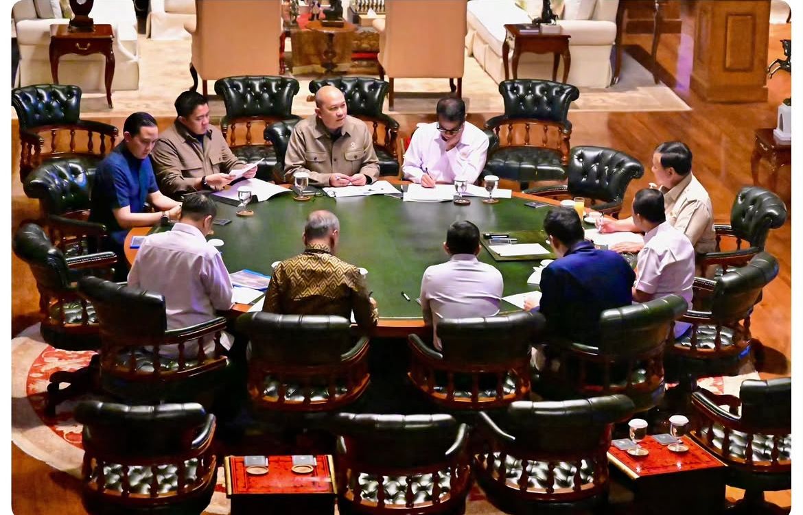 Prabowo Subianto menerima Menteri Investasi dan Hilirisasi yang juga Kepala Badan Pengelola Investasi Daya Anagata Nusantara (BPI Danantara) Rosan Perkasa Roeslani bersama sejumlah Menteri Kabinet Merah Putih di kediaman pribadi Presiden di Hambalang <b>(Istimewa)</b>