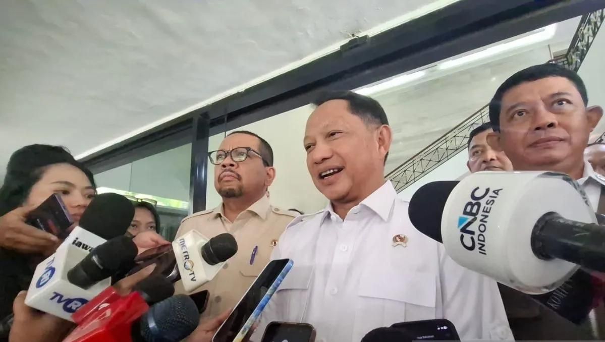 Mendagri Muhammad Tito Karnavian (tengah) menjawab pertanyaan wartawan usai konferensi pers di Jakarta, Rabu 25 Maret 2026. ANTARA/Aditya Ramadhan. <b>(Antara)</b>