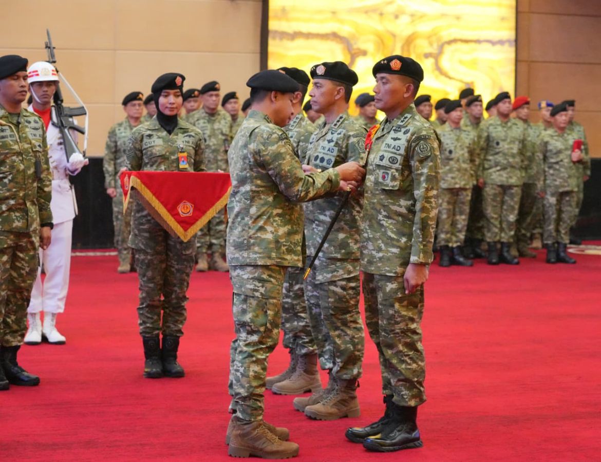 Panglima TNI Jenderal TNI Agus Subiyanto memimpin upacara Serah Terima Jabatan (Sertijab) Pangkogabwilhan III, Oditur Jenderal (Orjen) TNI, pelantikan Kepala Staf Teritorial (Kaster) TNI serta menerima Laporan Korps Kenaikan Pangkat Pati TNI yang ber <b>(Puspen)</b>