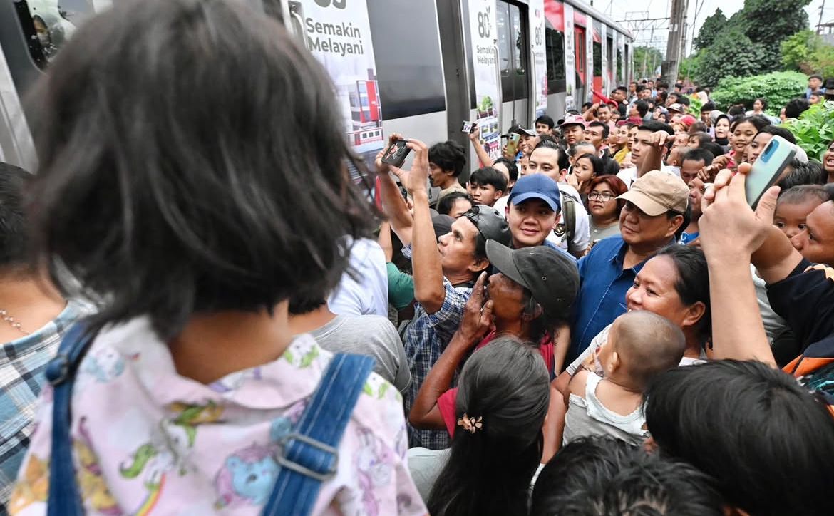 Presiden RI Prabowo Subianto bersemangat menyusuri kawasan Senen, Jakarta Pusat, Kamis, 26 Maret 2026 sore <b>(Istimewa)</b>