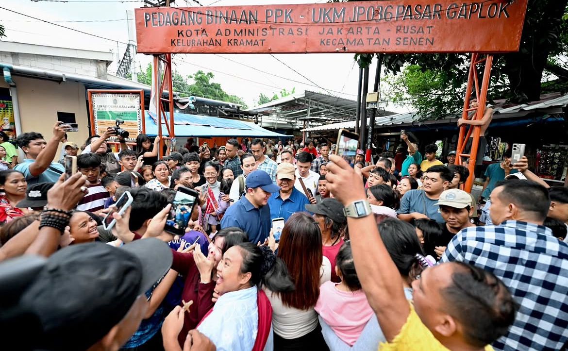 Presiden RI Prabowo Subianto bersemangat menyusuri kawasan Senen, Jakarta Pusat, Kamis, 26 Maret 2026 sore <b>(Istimewa)</b>