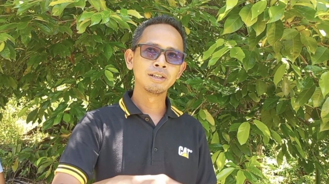 Bambang, salah satu wisatawan yang berkunjung, mengaku terpesona dengan keindahan alam Air Terjun 7 Tingkat yang memanjakan mata dan menenangkan hati. <b>(Istimewa)</b>