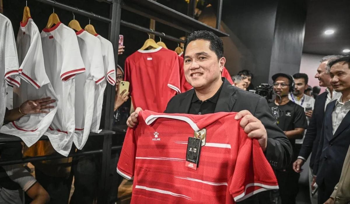 Menteri Pemuda dan Olahraga Erick Thohir memegang jersi terbaru Timnas Indonesia saat peluncurannya di Kompleks Gelora Bung Karno, Senayan, Jakarta, Kamis (12/3/2026). PSSI bersama jenama olahraga asal Spanyol, Kelme resmi meluncurkan jersi terbaru u <b>(Antara)</b>